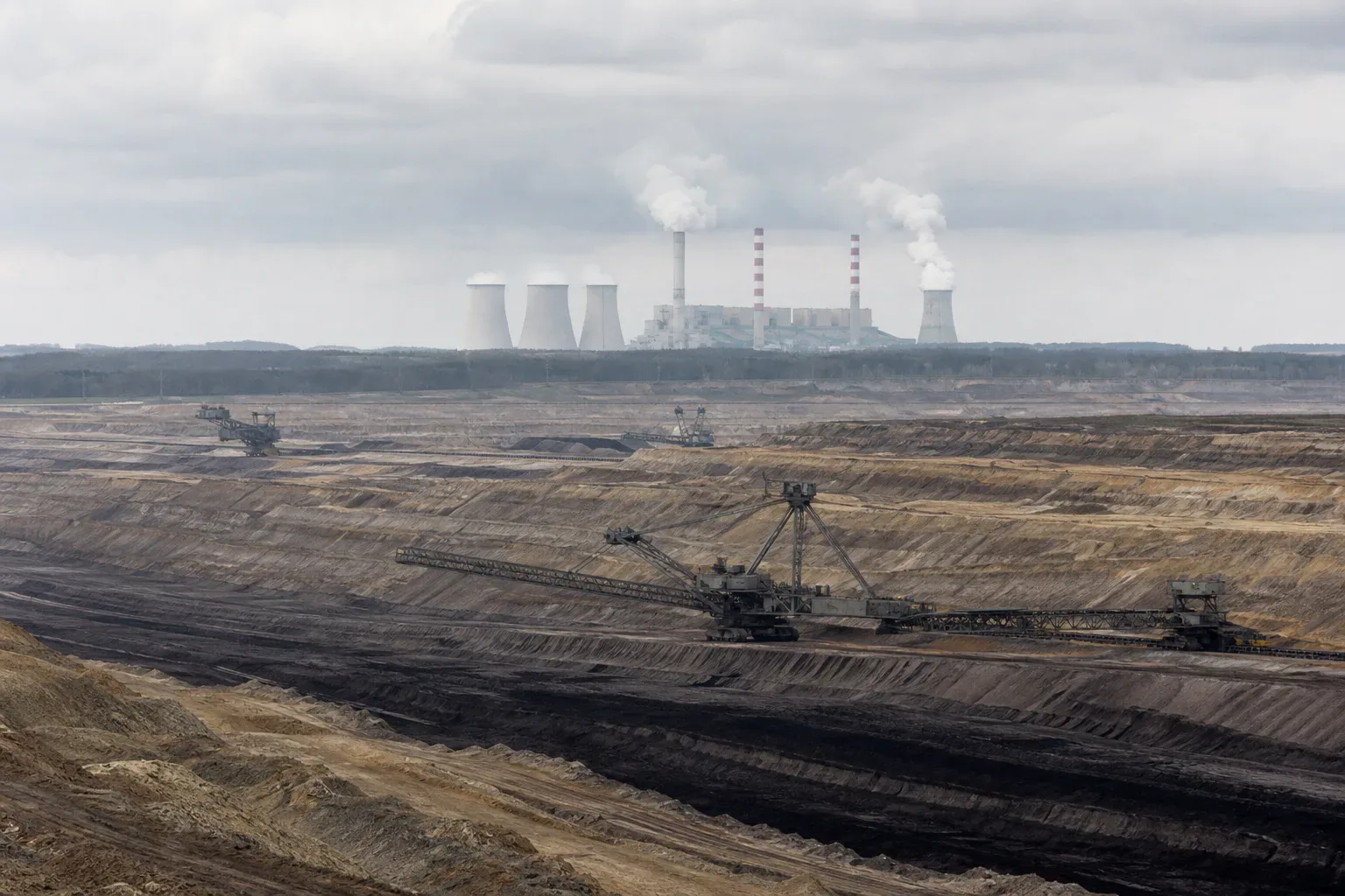 Odkrywkowa kopalnia węgla brunatnego Turów z koparkami i hałdami na tle elektrowni